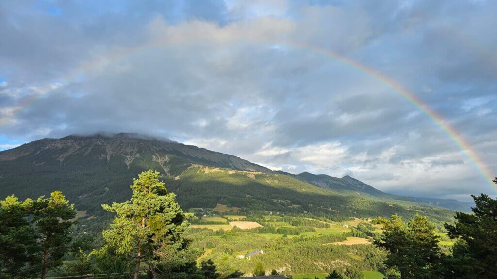 Photo de la montagne avec un arc-en-ciel.