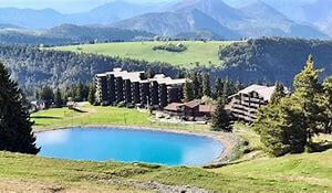 Photo panoramique du village de la station de Chabanon montrant le lac naturel.