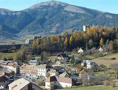 Photo du charmant village alpin, entouré de montagnes.